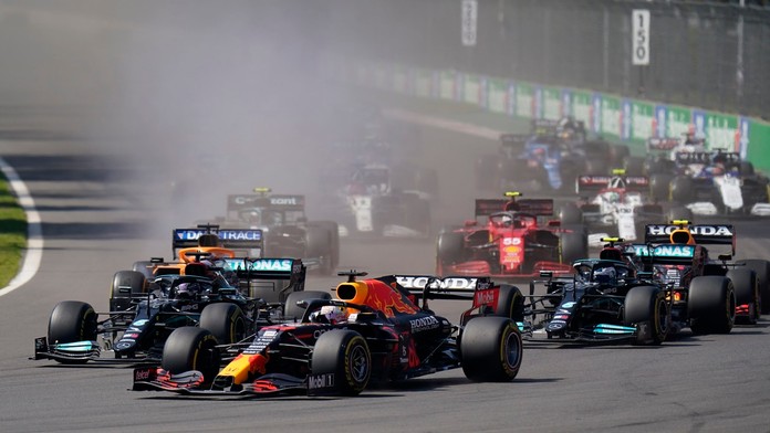 Max Verstappen a jeho predbiehací manéver v úvodnom kole VC Mexika.