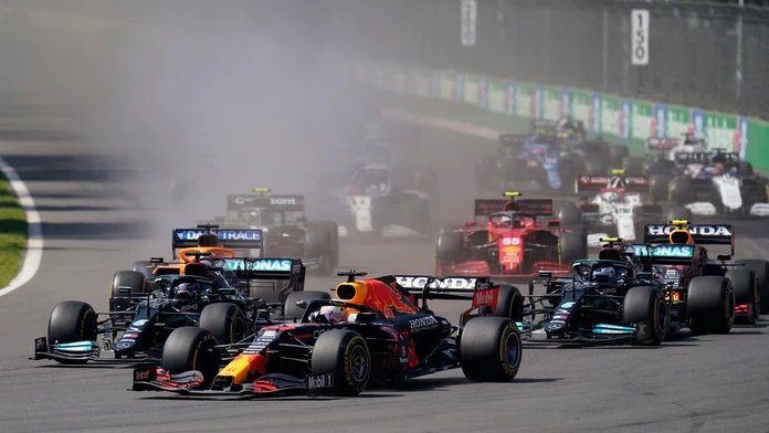 Max Verstappen a jeho predbiehací manéver v úvodnom kole VC Mexika.