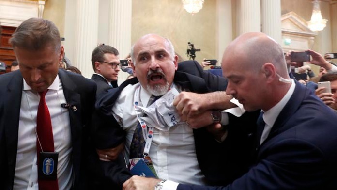 Pred tlačovou konferenciou Trumpa s Putinom vyviedli protestujúceho muža.