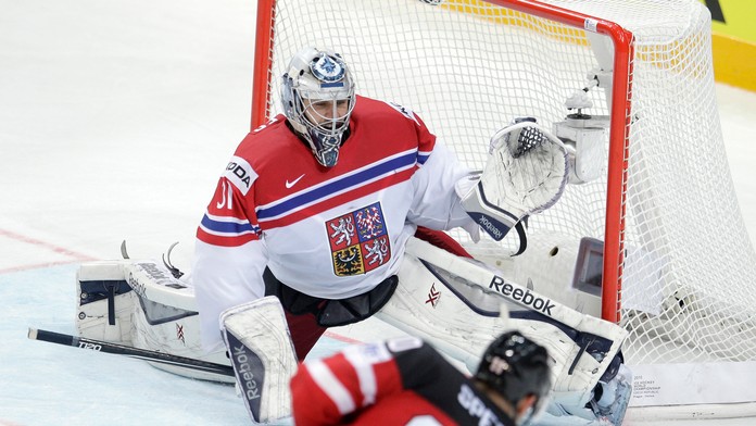 Ondřej Pavelec likviduje strelu Jasona Spezzu.