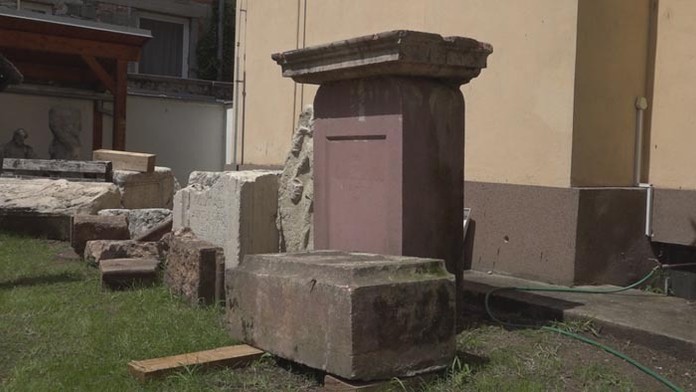 V Nových Zámkoch na juhu Slovenska niekto zdevastoval dve storočia starú pamiatku.