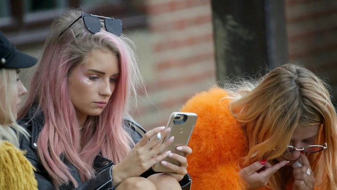 Mladučká modelka má teda dobrú kamarátku. Hneď vedľa nej šňupala biely prášok