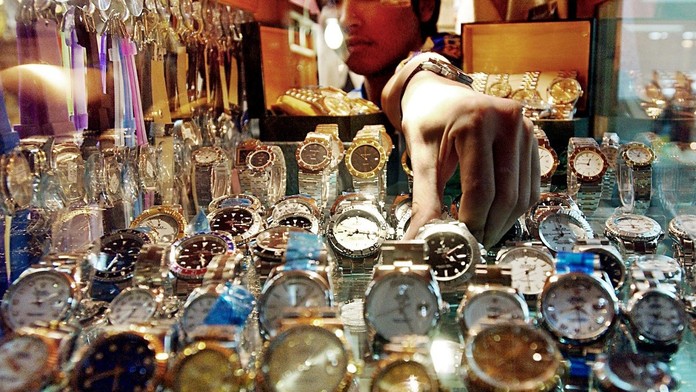 Bohatí Rusi nakupujú šperky a hodinky, aby ochránili svoje financie