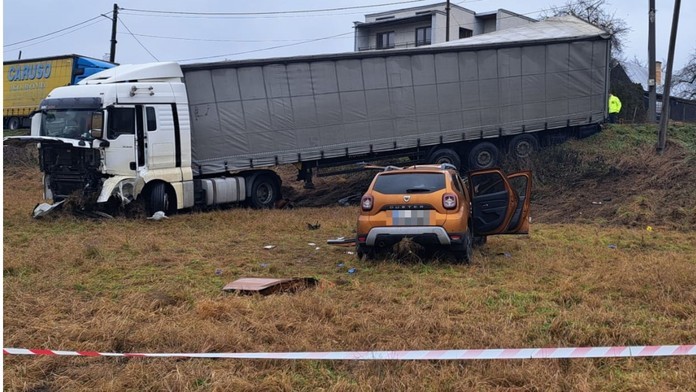 Nehoda nákladného a osobného auta