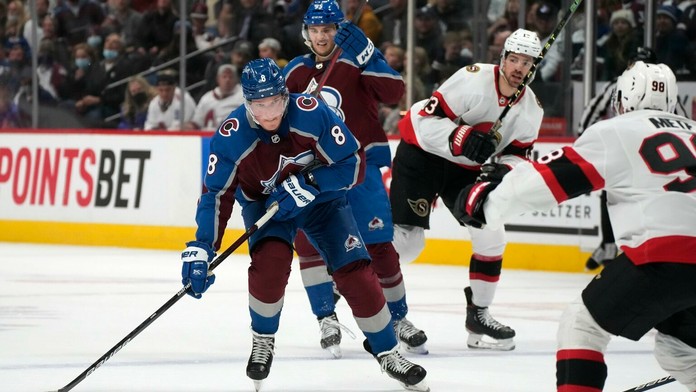 Obranca Colorada Cale Makar sa chystá vystreliť na bránku Ottawy.