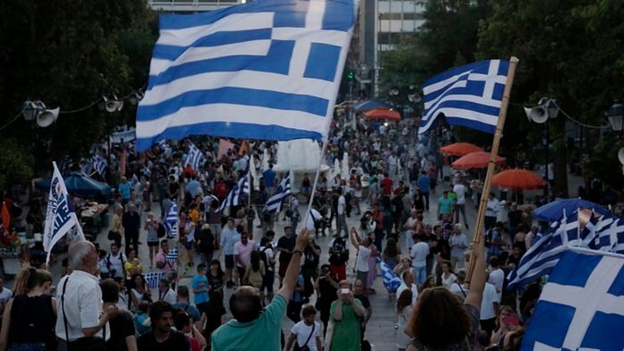 Tisíce Grékov oslavovali "nie" v referende.
