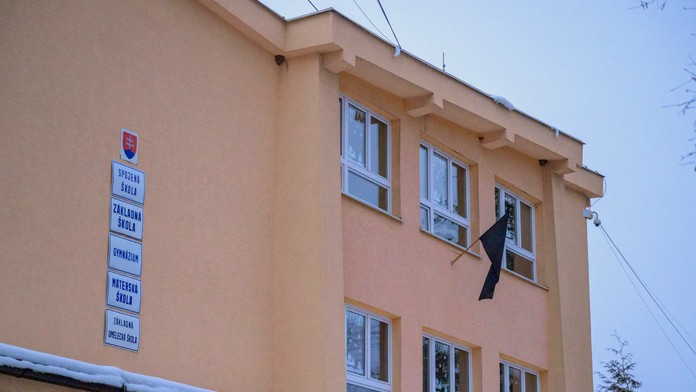Na snímke čierna vlajka veje na jednej zo školských budov po útoku nožom na gymnáziu v meste Spišská Stará Ves.