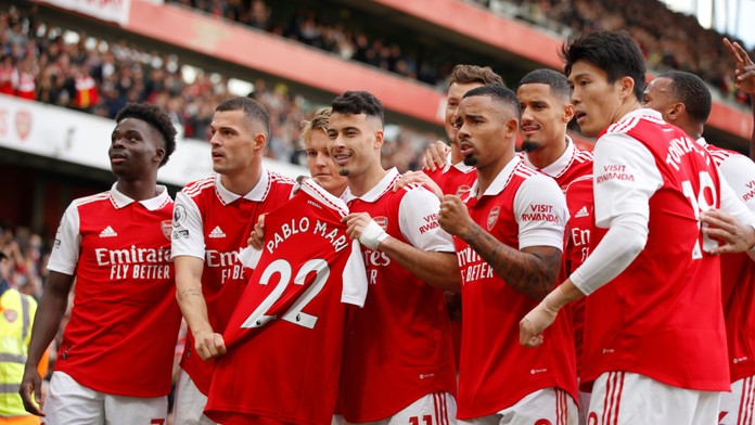 Arsenal rozdrvil posledný tím tabuľky a preskočil City na čele. Vyhral aj United, Dúbravka opäť na lavičke