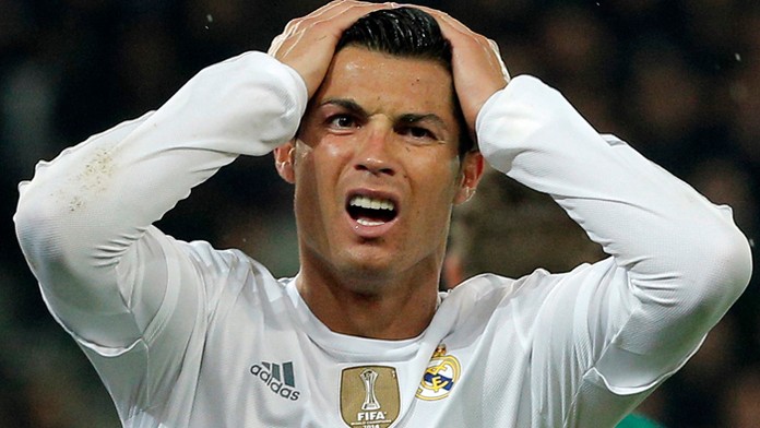 Nešťastný Cristiano Ronaldo po nepremenení gólu do siete PSG.