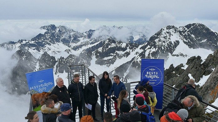 Olympijský víťaz v chôdzi na 50 kilometrov Matej Tóth (uprostred) navštívil Základnú školu v Skalici.