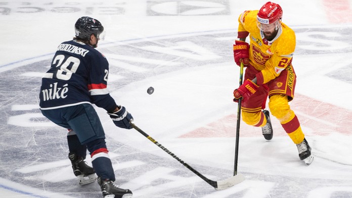 Na archívnej snímke Michael Brodzinski (Slovan) a vpravo Boris Sádecký (Dukla).