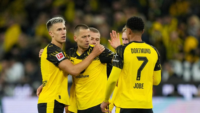 Futbalisti Borussie Dortmund oslavujú gól.