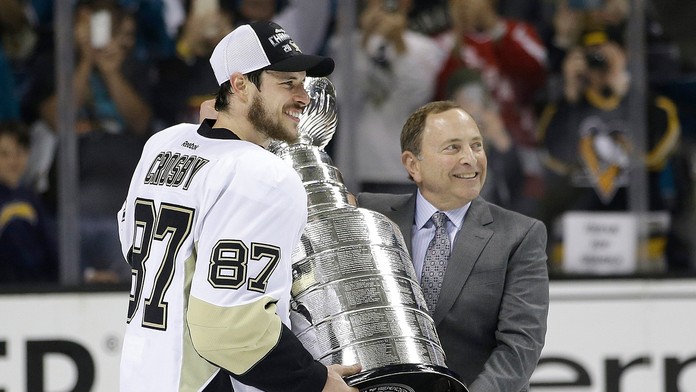Kapitán Sidney Crosby si preberá Stanley cup z rúk šéfa NHL Garyho Bettmana.