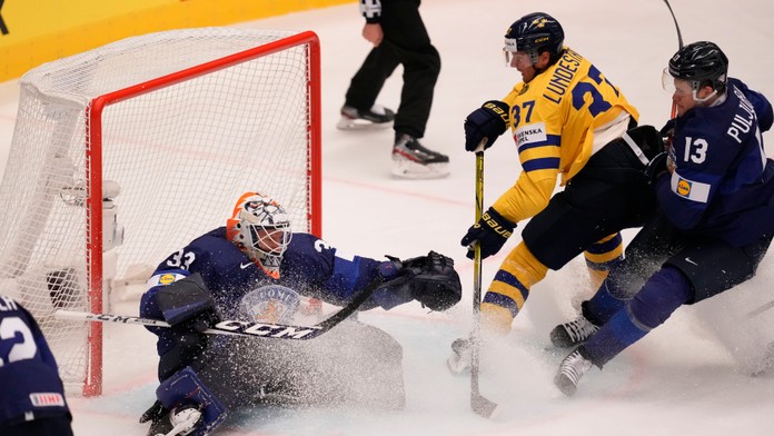 Fínsky brankár Emil Larmi (vľavo) bráni pred Švédom Isacom Lundeströmom.