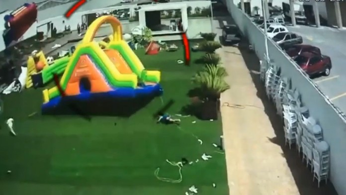 Video, z ktorého mrazí. Nafukovací hrad s deťmi odfúkol silný vietor