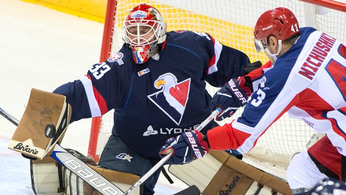 Valerij Ničuškin (CSKA) a brankár Barry Brust (Slovan).
