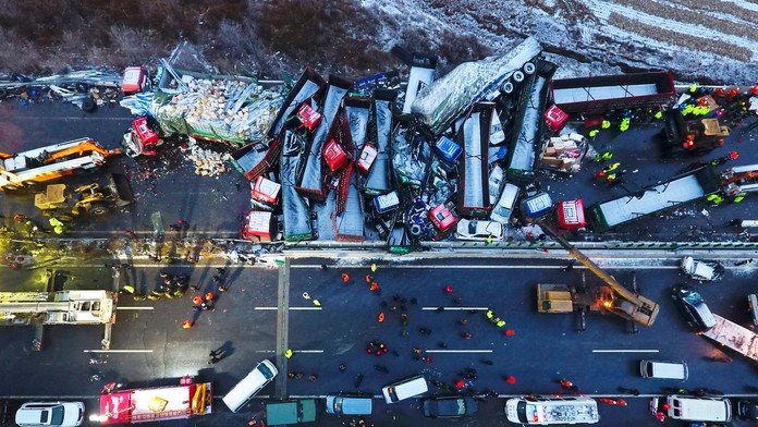 Záchranári pracujú neďaleko miesta hromadnej zrážky automobilov.