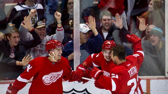  Hokejista Detroitu Red Wings Slovák Tomáš Jurčo (uprostred ) sa teší so svojím spoluhráčom a krajanom Tomášom Tatarom (vpravo) 