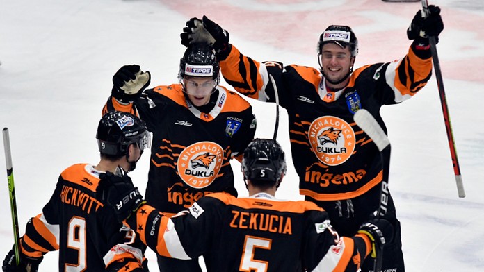 Na snímke turisti sedia pred kaviarňou pri kanáli v holandskom Amsterdame.