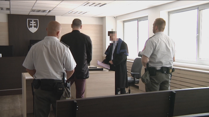 Colník pustil cez hranice kamión s cigaretami