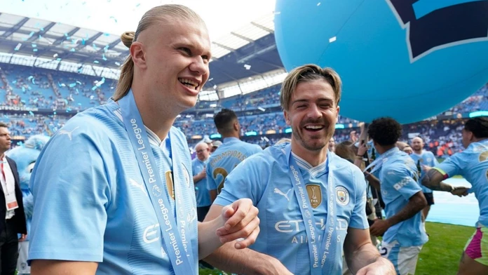 VIDEO: Jeden z najdrahších hráčov Manchestru City to opäť prehnal. Opitý sa tackal ulicou s pivom v ruke