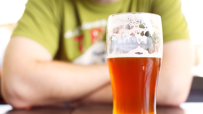 Chlap pije pivo. (ilustračné foto)