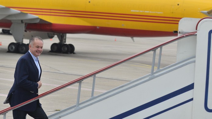 Prezident SR Andrej Kiska nastupuje do lietadla