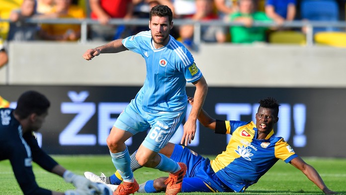 Na snímke sprava Bayo Issouf Vakoun (Dunajská Streda) a brankár Slovana Michal Šulla a hráč Kenan Barjič (Slovan)..jpg