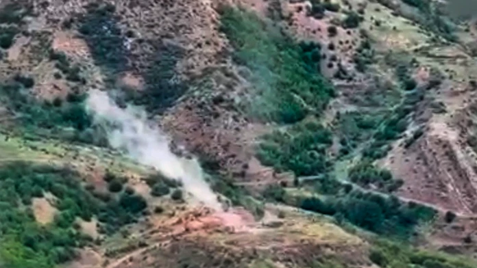 Na videosnímke dym stúpa nad oblasťou, kde sa podľa Azerbajdžanu nachádzajú pozície arménskych síl v regióne Náhorný Karabach. 