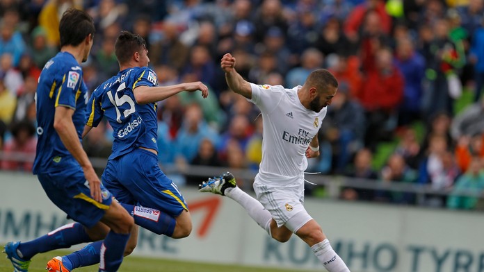 Karim Benzema strieľa na bránu