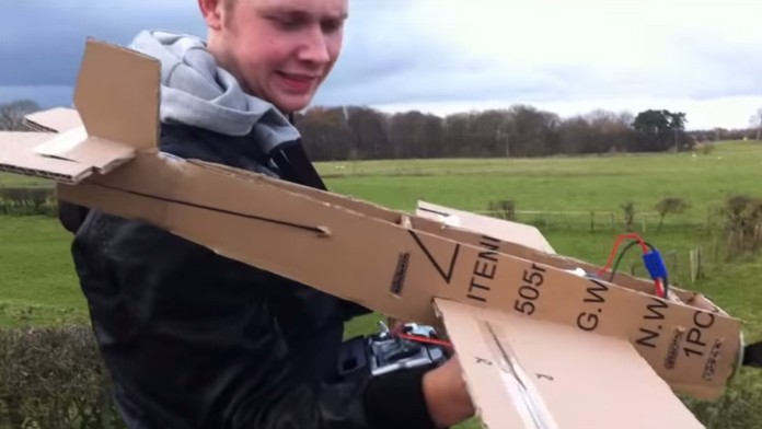 Lietadlo z kartónov.