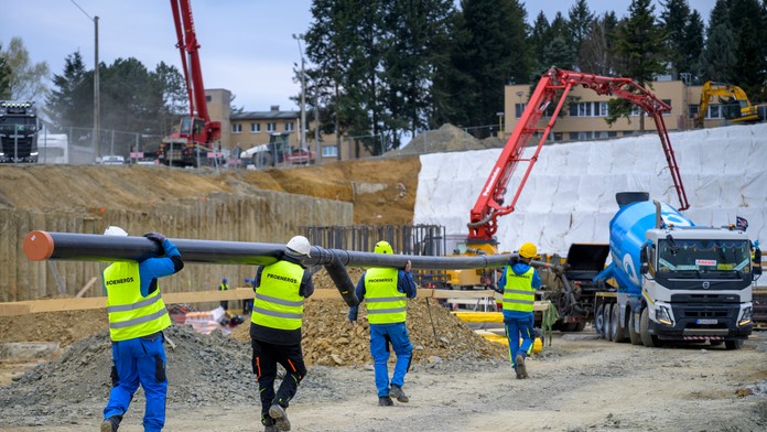 Stavebný ruch na prebiehajúcej výstavbe novej vojenskej nemocnice v Prešove