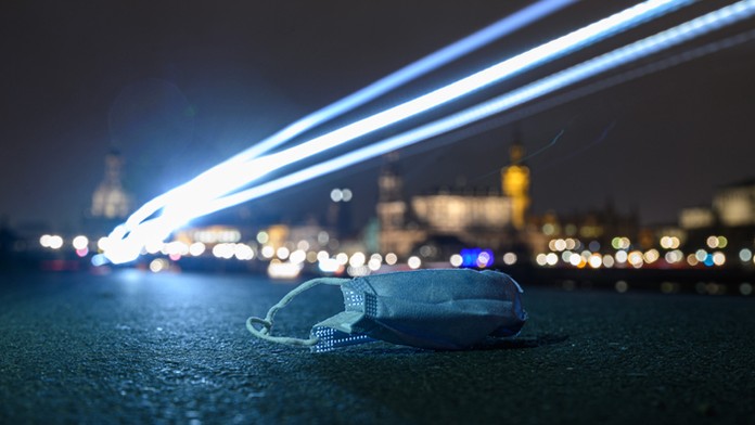 Odhodené rúško sa nachádza na chodníku v Drážďanoch.