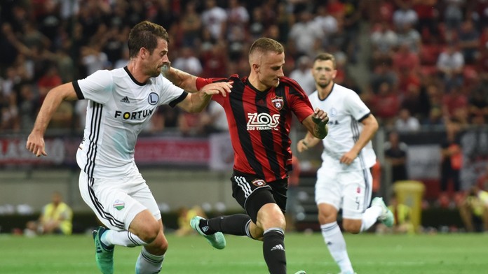 Na snímke vpravo hráč Spartaka Erik Grendel a hráč Legie Iňaki Astiz 