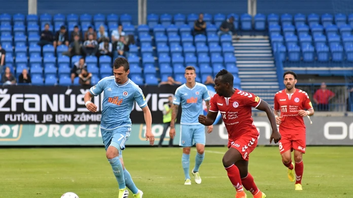 František Kubík (ŠK Slovan Bratislava) a v popredí Paul Quaye (FK Senica).
