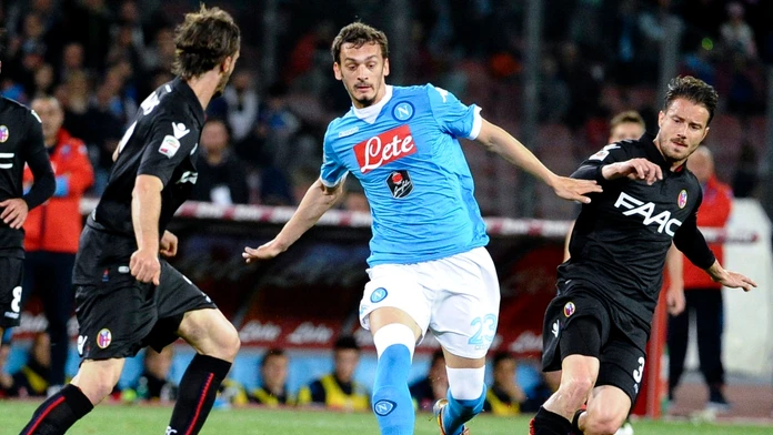 Hráč Neapolu Manolo Gabbiadini (v strede) v súboji s Matteom Brighim z Bologny (vpravo)