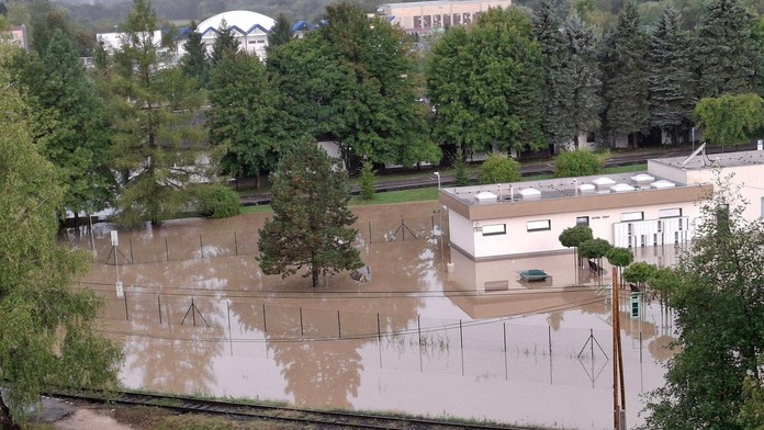 MAPA: Lejaky postupne opúšťajú Slovensko. Vo viacerých okresoch je však najvyššia výstraha pred povodňami