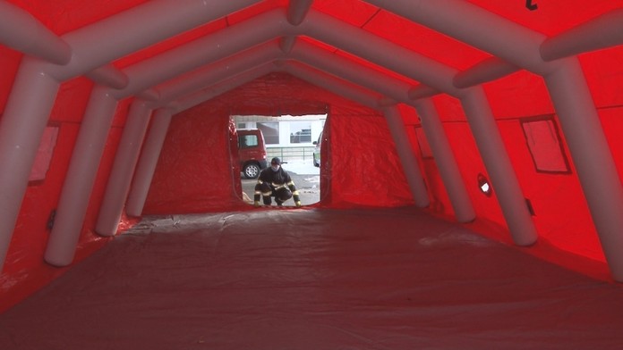 Triážny stan pred nemocnicou vo Svidníku.