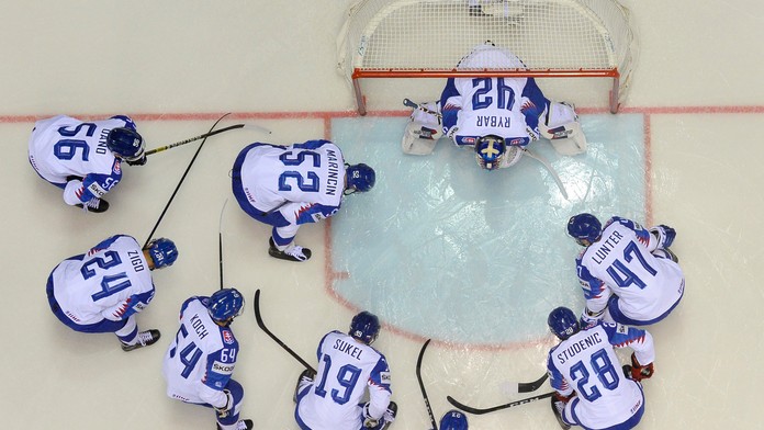 Radosť českých hráčov po strelení gólu proti Taliansku na MS 2019.