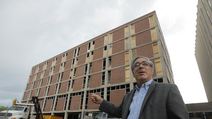 Larry Glazer zahynul pri leteckom nešťastí.