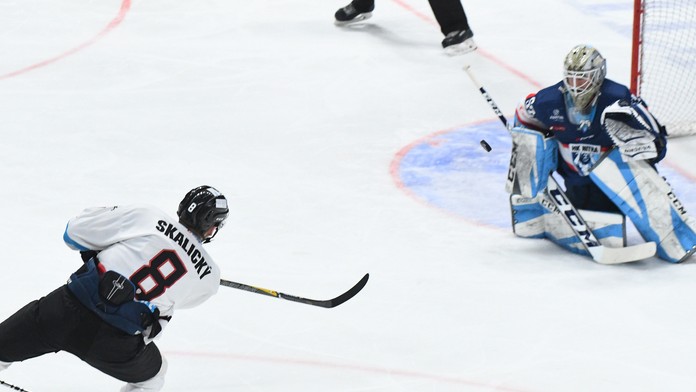 Na snímke zľava Pavol Skalický (Banská Bystrica) a brankár Nathan Lawson (Nitra