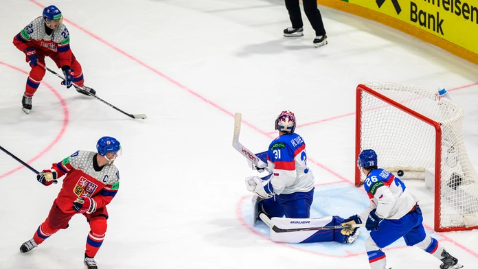 Momentka zo zápasu Slovensko - Česko na MS v hokeji 2026