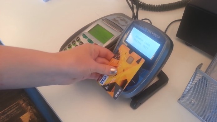 Poslanec Ondrej Dostál (SaS) počas mimoriadnej 58. schôdze parlamentu.