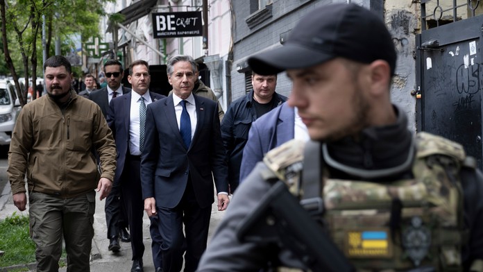 Šéf americkej diplomacie Antony Blinken (uprostred) sa prechádza v Kyjeve.