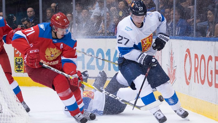 Fínsky hráč Joonas Donskoi (vpravo) a Jevgenij Malkin (Rusko) v súboji o puk na SP.