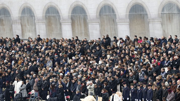Celoštátny smútočný akt na pamiatku 130 obetí parížskych atentátov z 13. novembra.