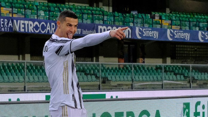 Na archívnej snímke z 27. februára 2021 futbalista Juventusu Turín Cristiano Ronaldo sa teší z gólu.