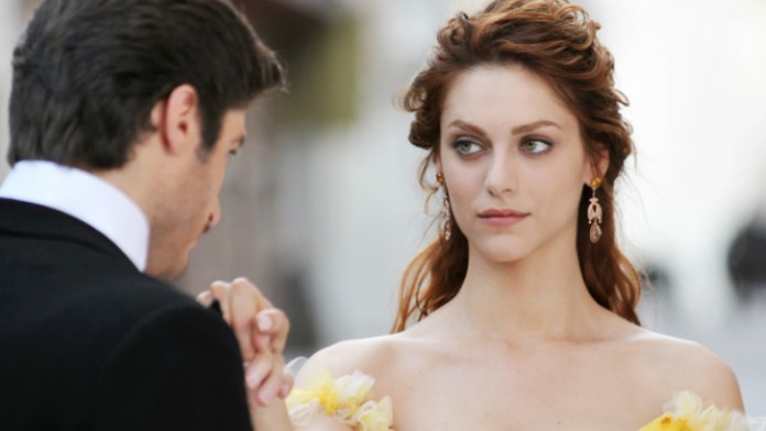 Miriam Leone ako Dáma v závoji