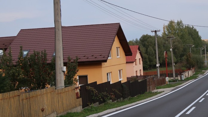 Do domu v Michalovciach sa v noci vlámal muž. Keď prišli policajti, domáca o ničom netušila