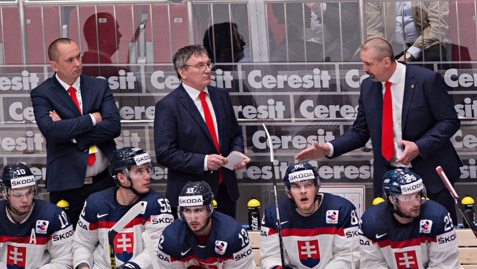 Tréner Zdeno Cíger dáva pokyny Markovi Daňovi počas zápasu s Francúzskom.